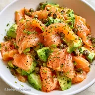 Carpaccio Salmone Avocado con Lime e Capperi