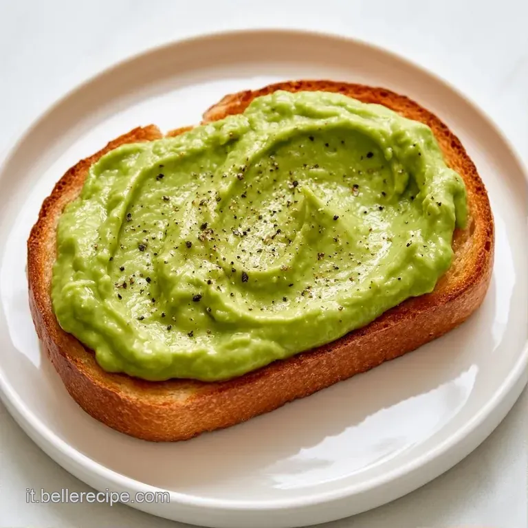 Tre crostini disposti con cura, topping verde vellutato, gocce d'olio lucido e erbe fresche su piatto in ceramica.