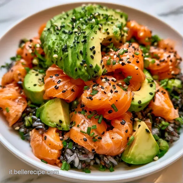 Composizione raffinata di chicchi di riso venere scuri, contrastati dal rosa del salmone e dal verde dell'avocado.